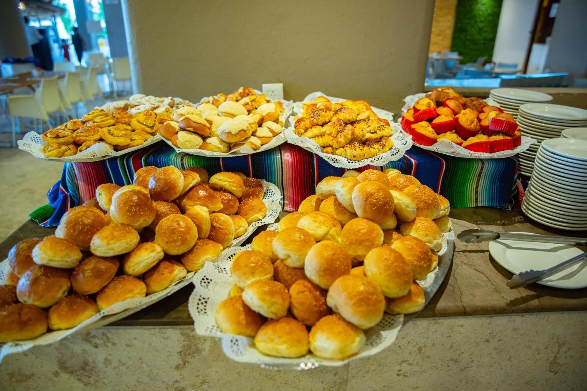 Ritz Acapulco All Inclusive Екстер'єр фото Buns and pastries