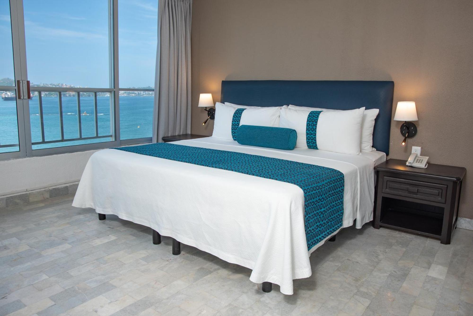 Ritz Acapulco All Inclusive Екстер'єр фото A bed with a bed runner