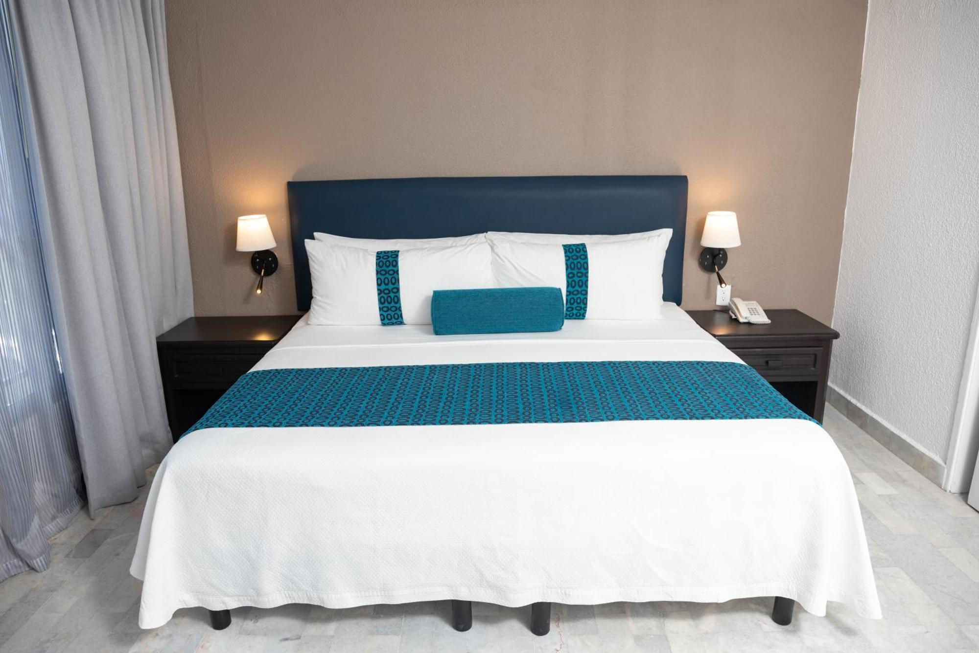 Ritz Acapulco All Inclusive Екстер'єр фото A bed with a bed runner