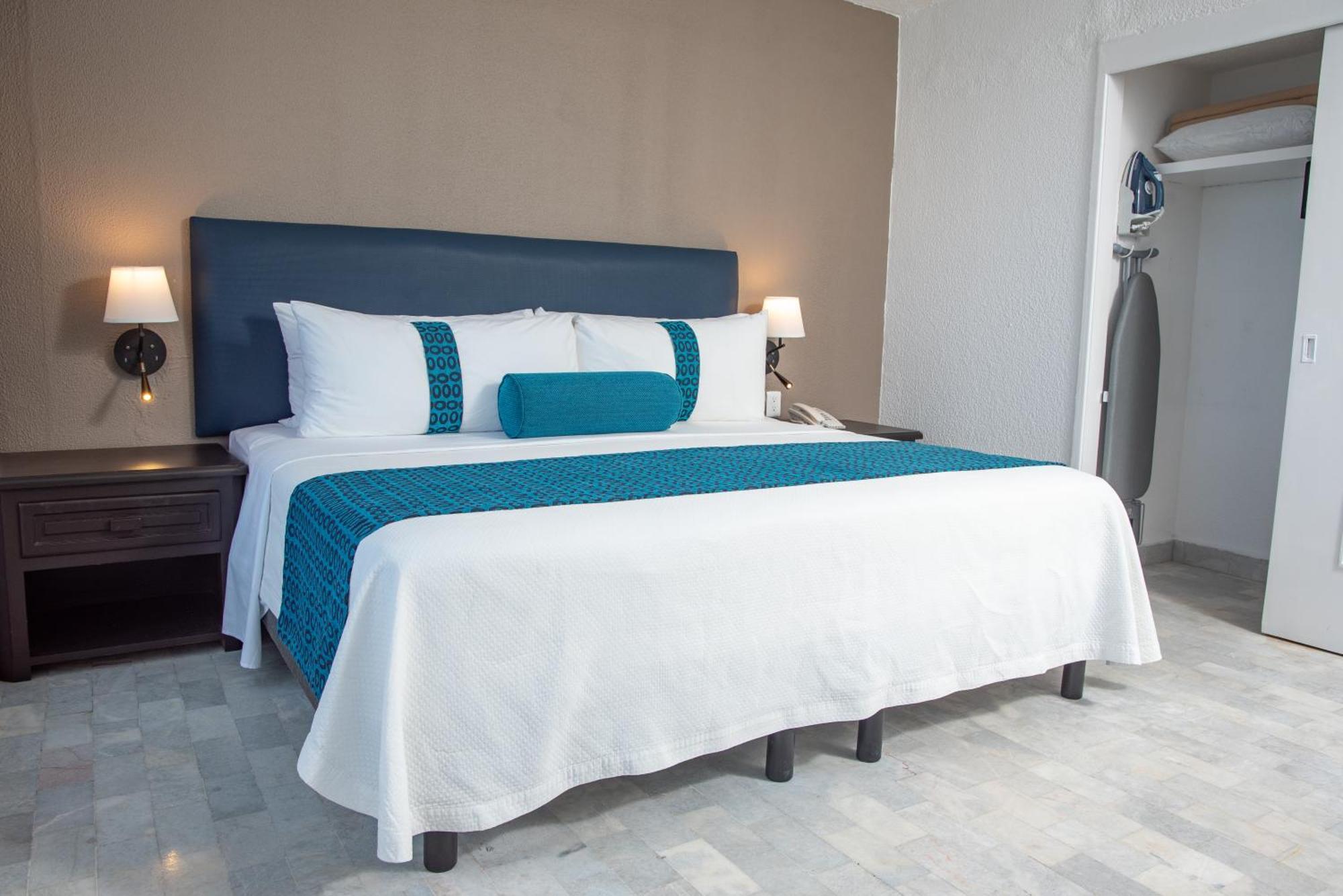 Ritz Acapulco All Inclusive Екстер'єр фото A bed
